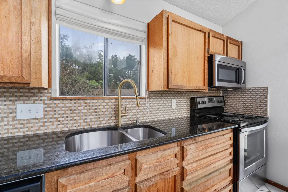 334 Coventry Road Spicewood, TX 78669
