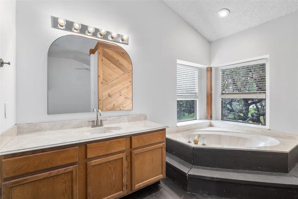 334 Coventry Road Spicewood, TX 78669