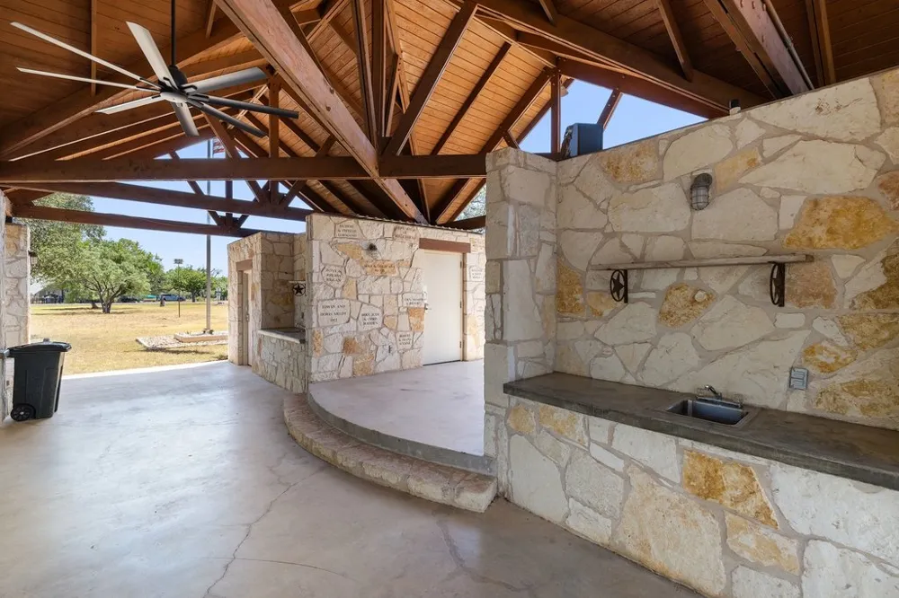334 Coventry Road Spicewood, TX 78669