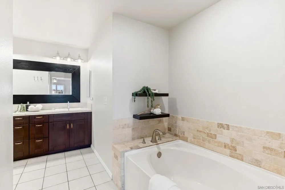 6998 Camino Degrazia San Diego, CA 92111