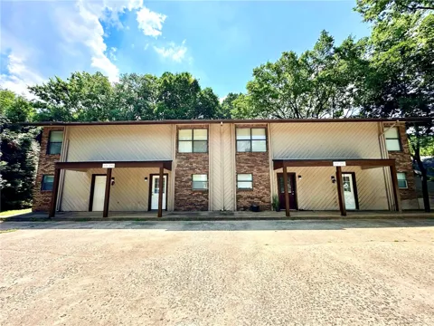 2101 East Oaks Drive