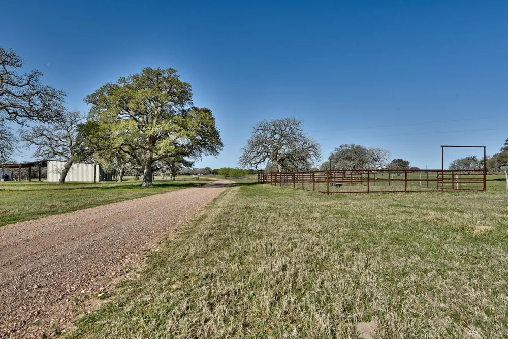 225 Private Road 4007 Hallettsville, TX 77964