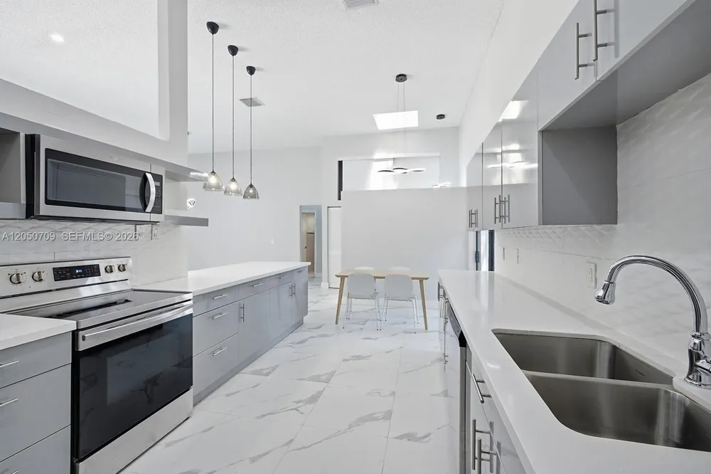 605 Leslie Dr Hallandale Beach, FL 33009