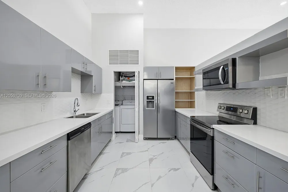 605 Leslie Dr Hallandale Beach, FL 33009