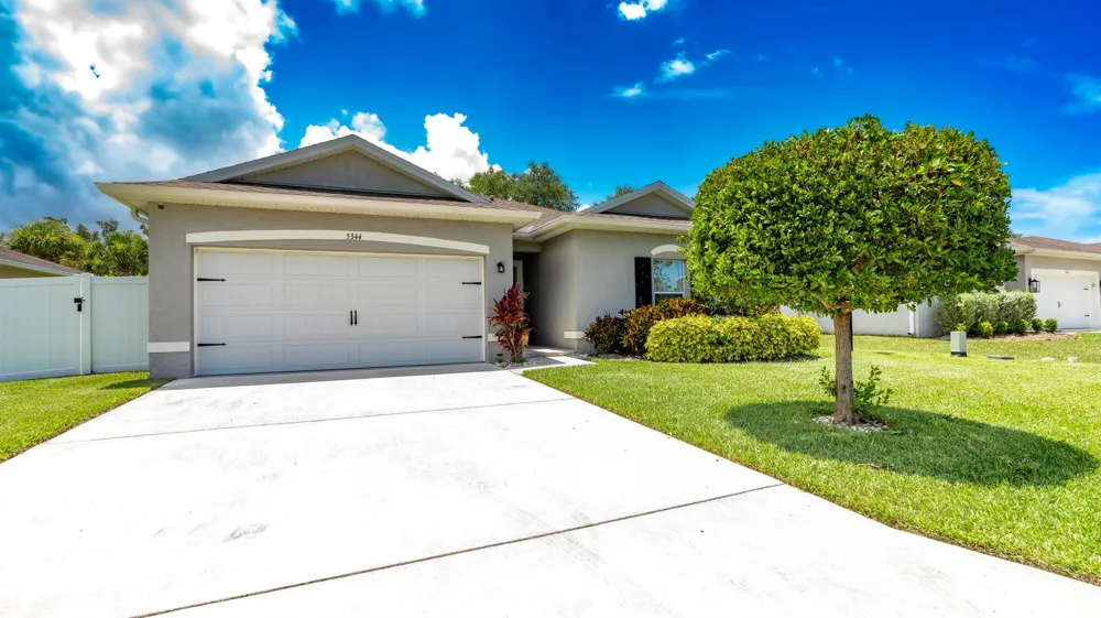 5344 Oakland Lake Circle Fort Pierce, FL 34951
