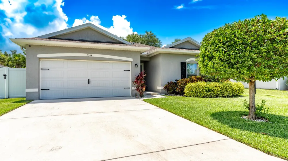 5344 Oakland Lake Circle Fort Pierce, FL 34951