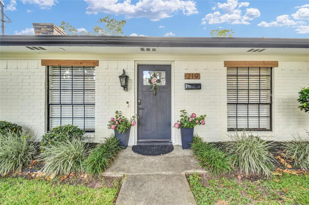219 S Shanks Street Clute, TX 77531