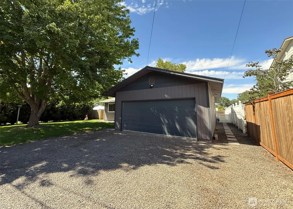 424 SW 3rd Street College Place, WA 99324
