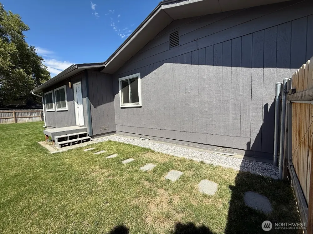 424 SW 3rd Street College Place, WA 99324