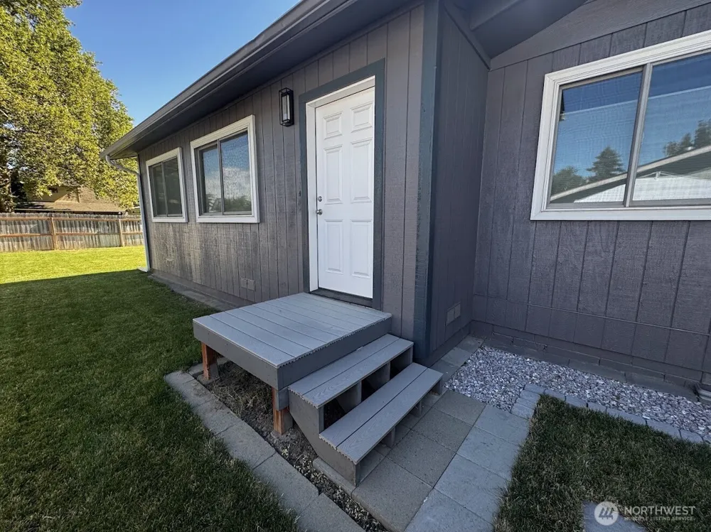 424 SW 3rd Street College Place, WA 99324