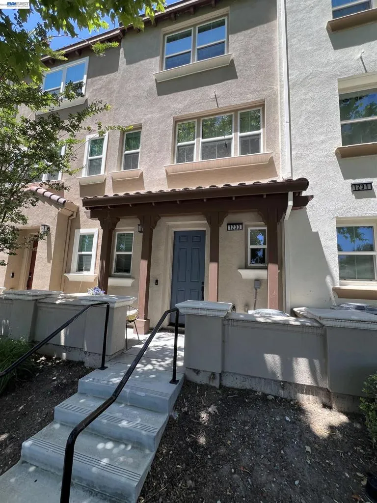 1233 Merry Loop Milpitas, CA 95035
