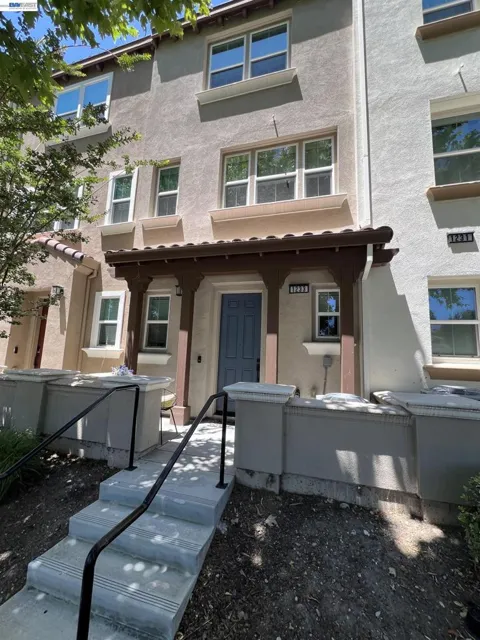1233 Merry Loop