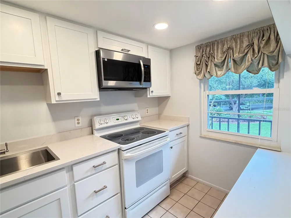 333 LAKE HOWARD DRIVE NW #211B Winter Haven, FL 33880