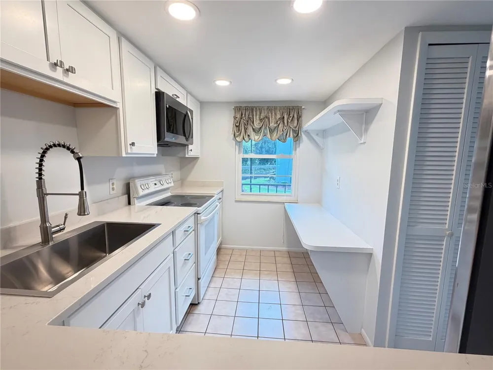 333 LAKE HOWARD DRIVE NW #211B Winter Haven, FL 33880