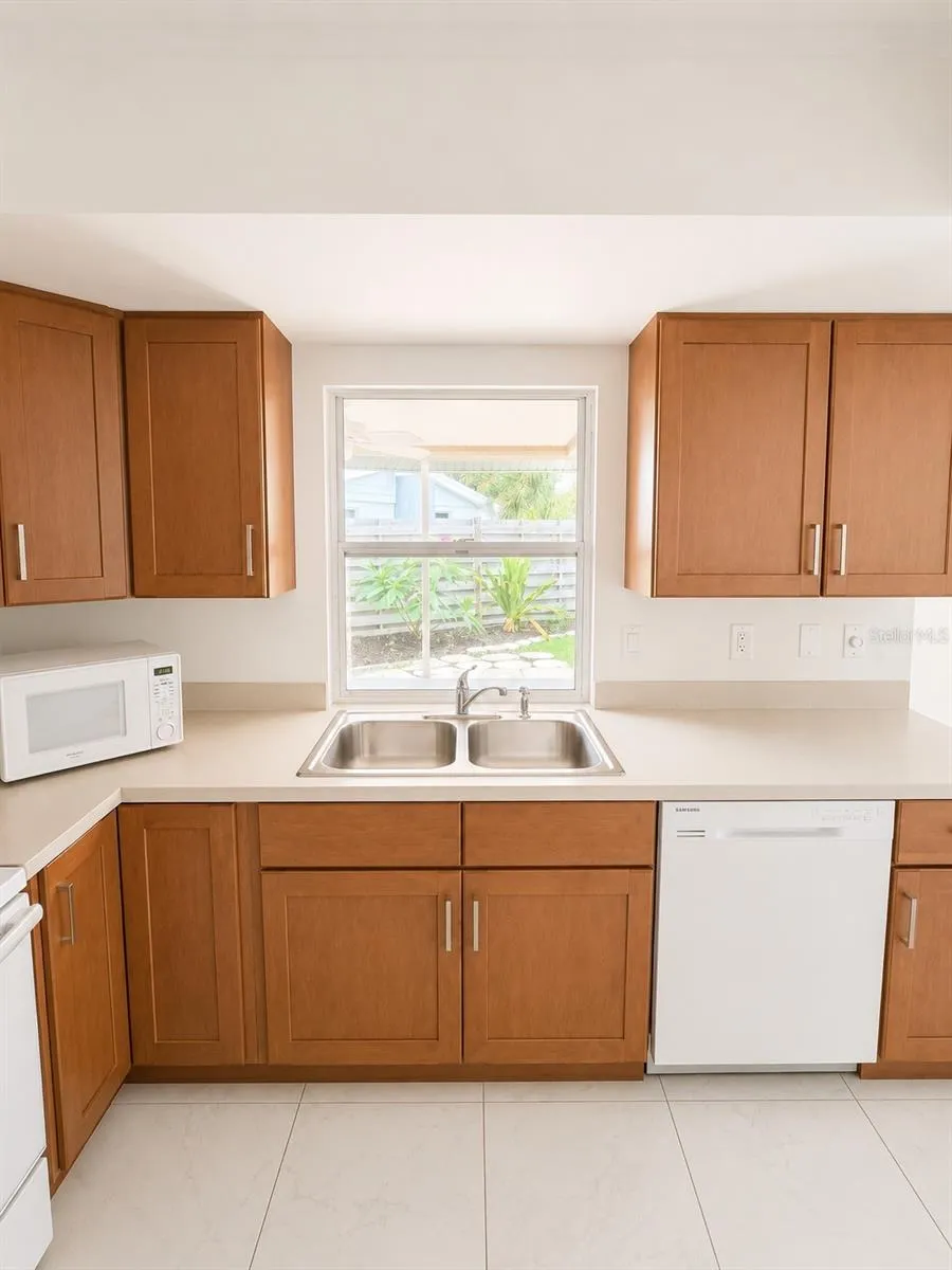2428 LINWOOD DRIVE Sarasota, FL 34232