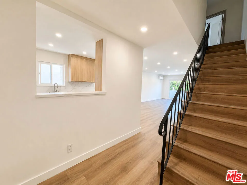 2449 Beachwood Drive #11 Hollywood Hills, CA 90068