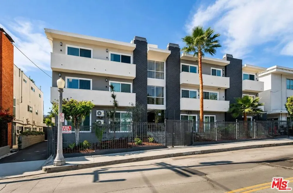 2449 Beachwood Drive #11 Hollywood Hills, CA 90068