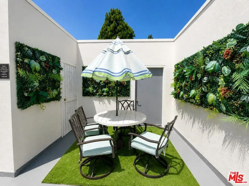 2449 Beachwood Drive #11 Hollywood Hills, CA 90068