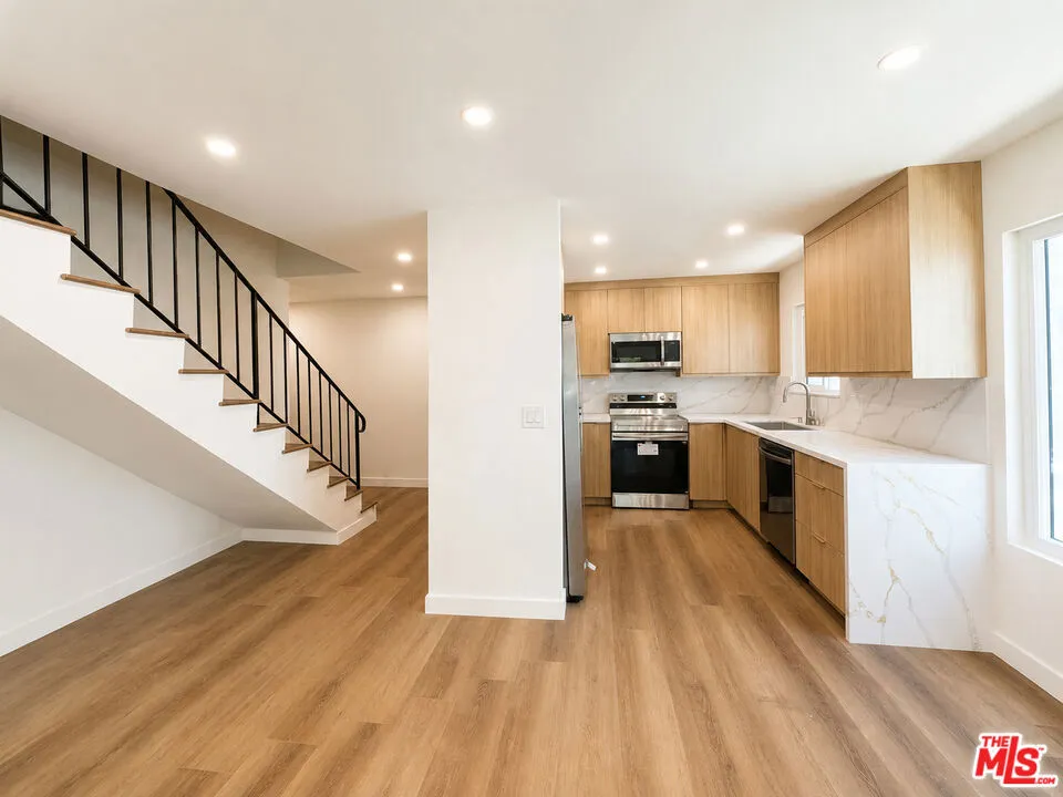 2449 Beachwood Drive #11 Hollywood Hills, CA 90068