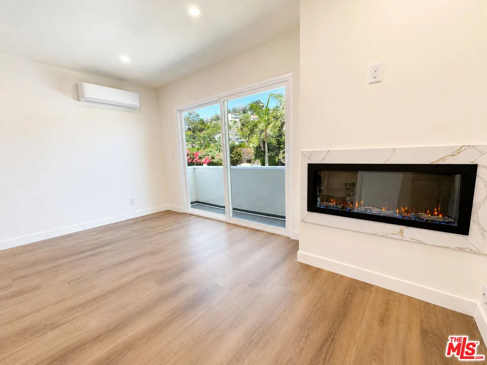 2449 Beachwood Drive #11 Hollywood Hills, CA 90068