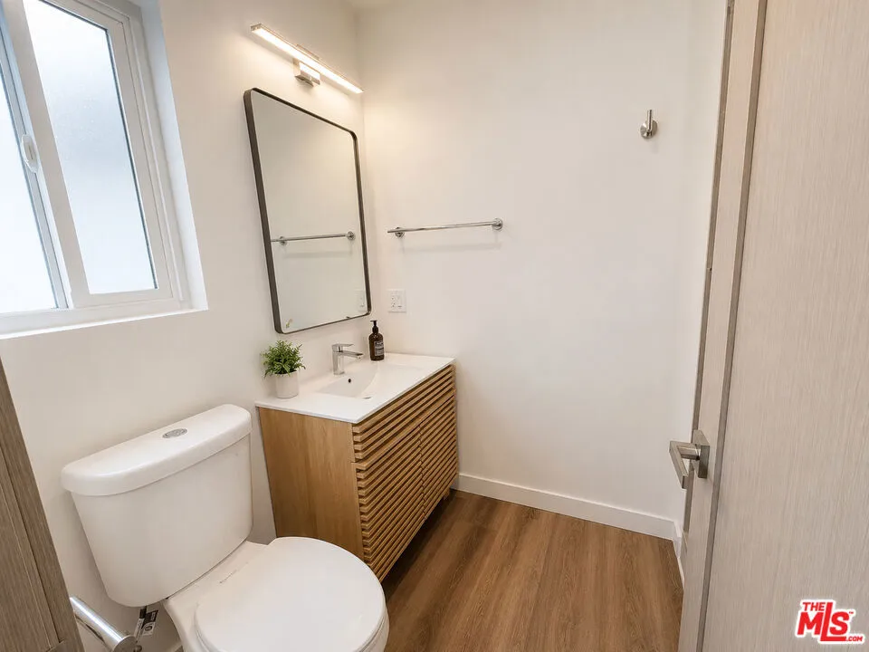 2449 Beachwood Drive #11 Hollywood Hills, CA 90068