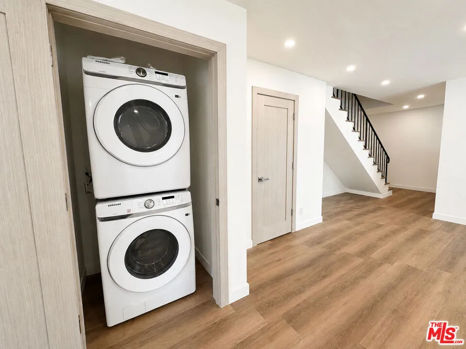 2449 Beachwood Drive #11 Hollywood Hills, CA 90068