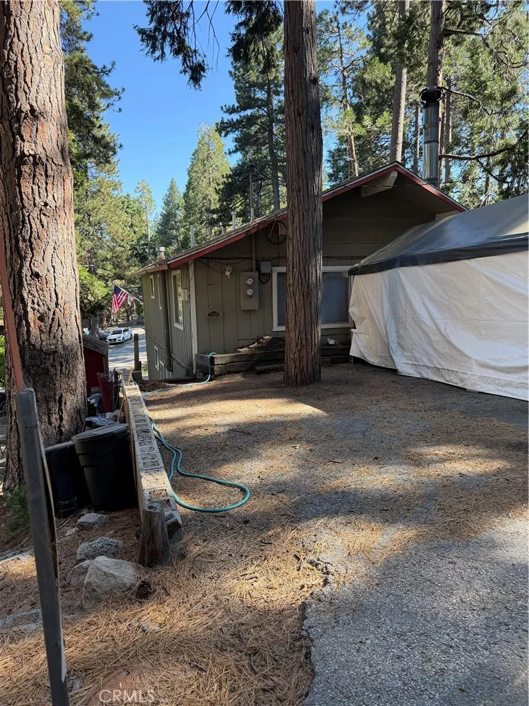 31861 Hollow Way Running Springs, CA 92382