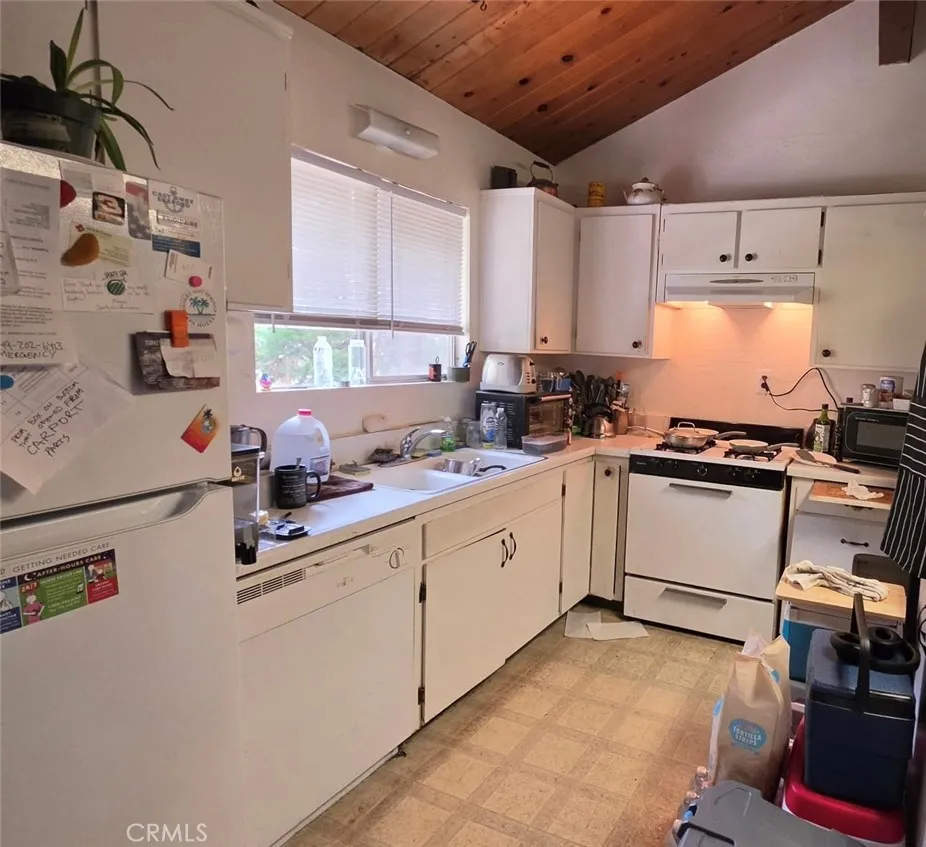 31861 Hollow Way Running Springs, CA 92382