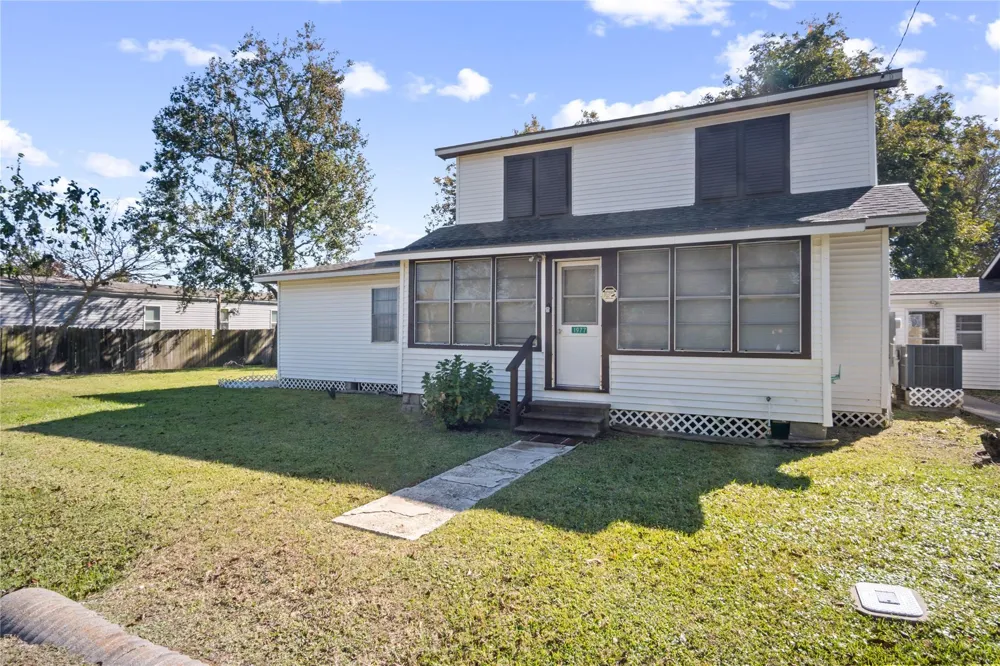 1977 E 7th Street High Island, TX 77623