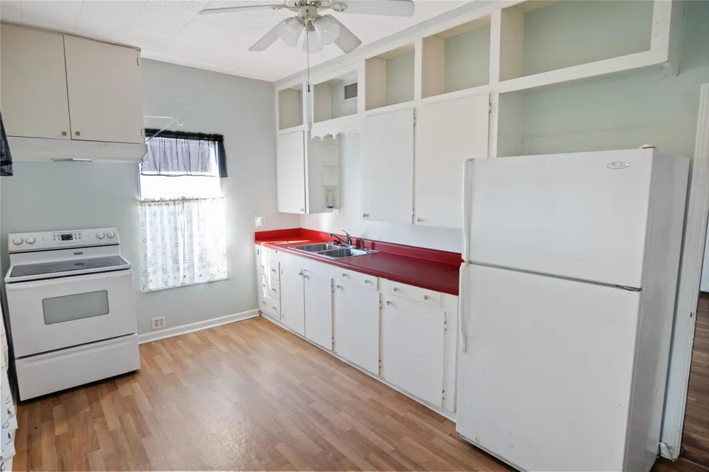 1977 E 7th Street High Island, TX 77623