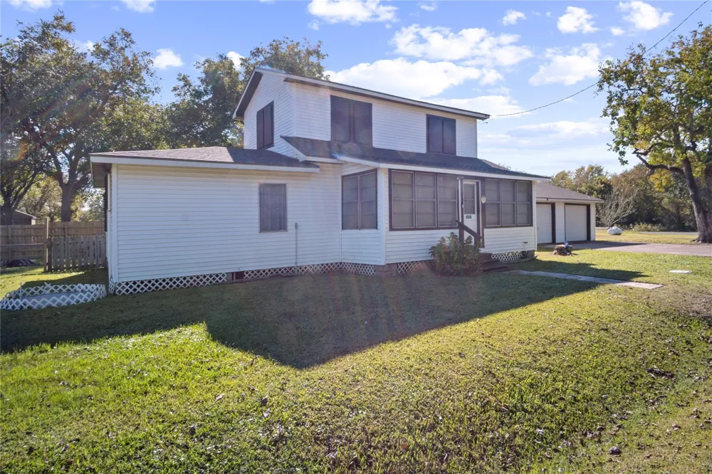 1977 E 7th Street High Island, TX 77623
