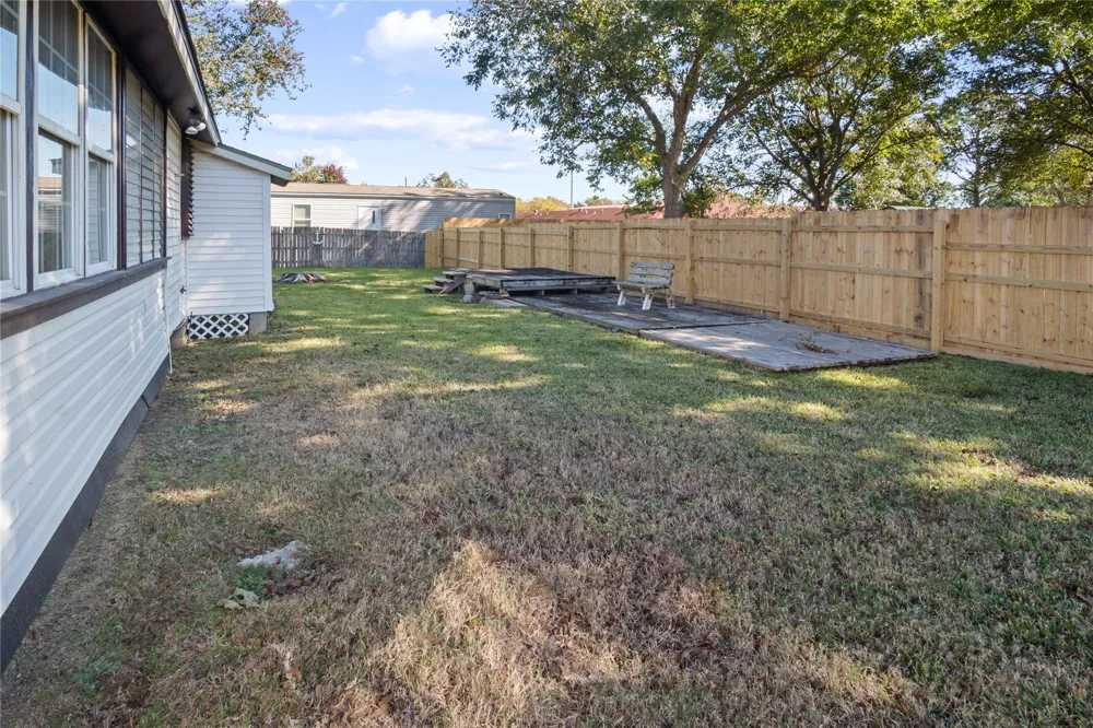 1977 E 7th Street High Island, TX 77623