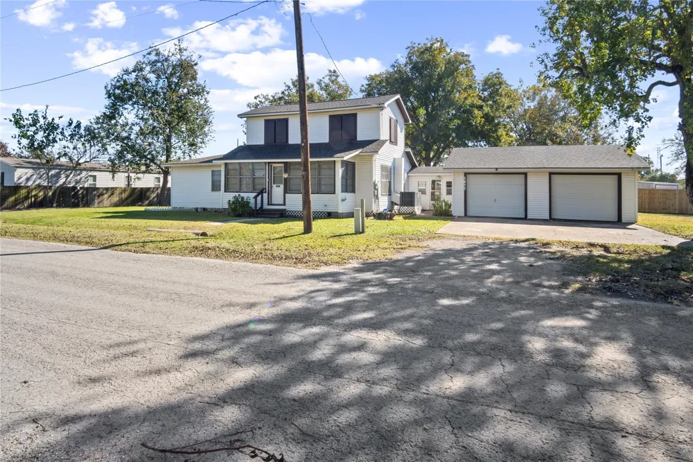 1977 E 7th Street High Island, TX 77623