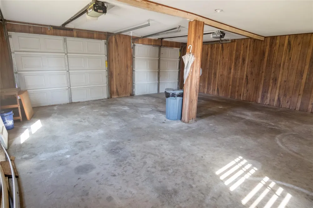 1977 E 7th Street High Island, TX 77623