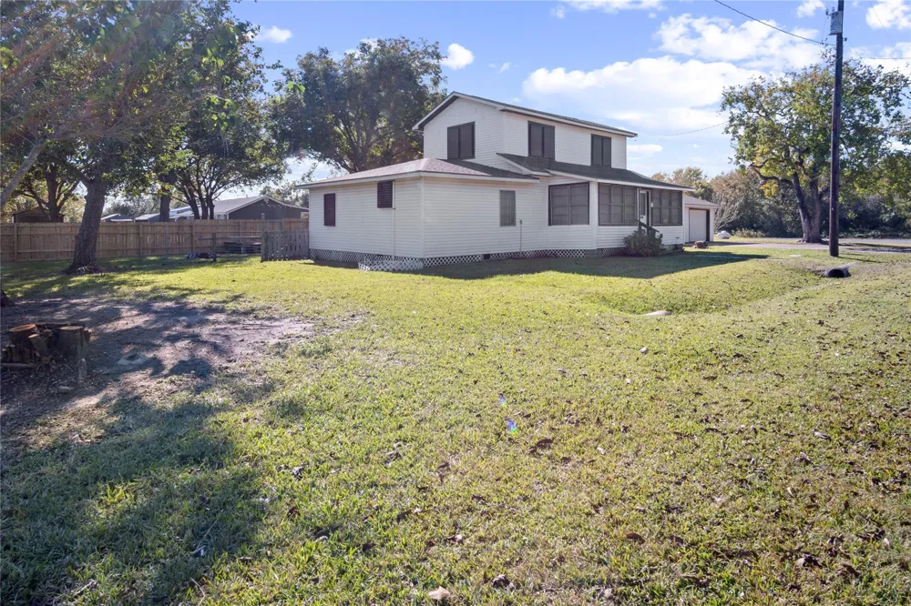 1977 E 7th Street High Island, TX 77623