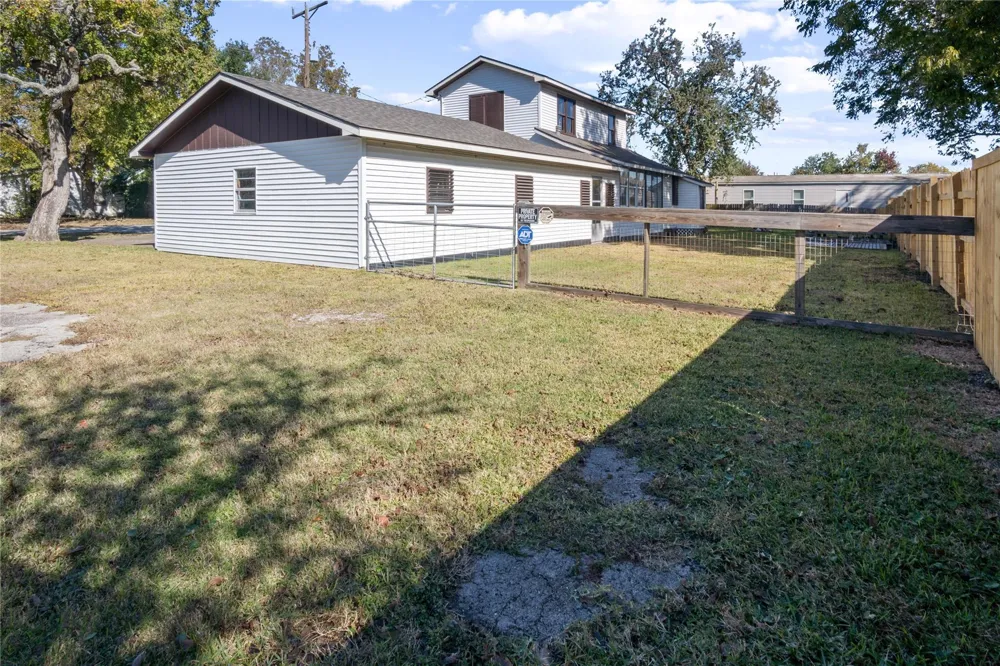 1977 E 7th Street High Island, TX 77623