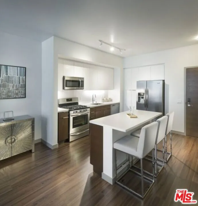 3033 Wilshire Avenue #707 Los Angeles, CA 90010