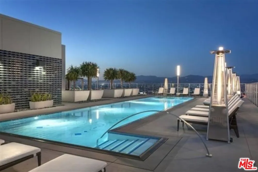 3033 Wilshire Avenue #707 Los Angeles, CA 90010