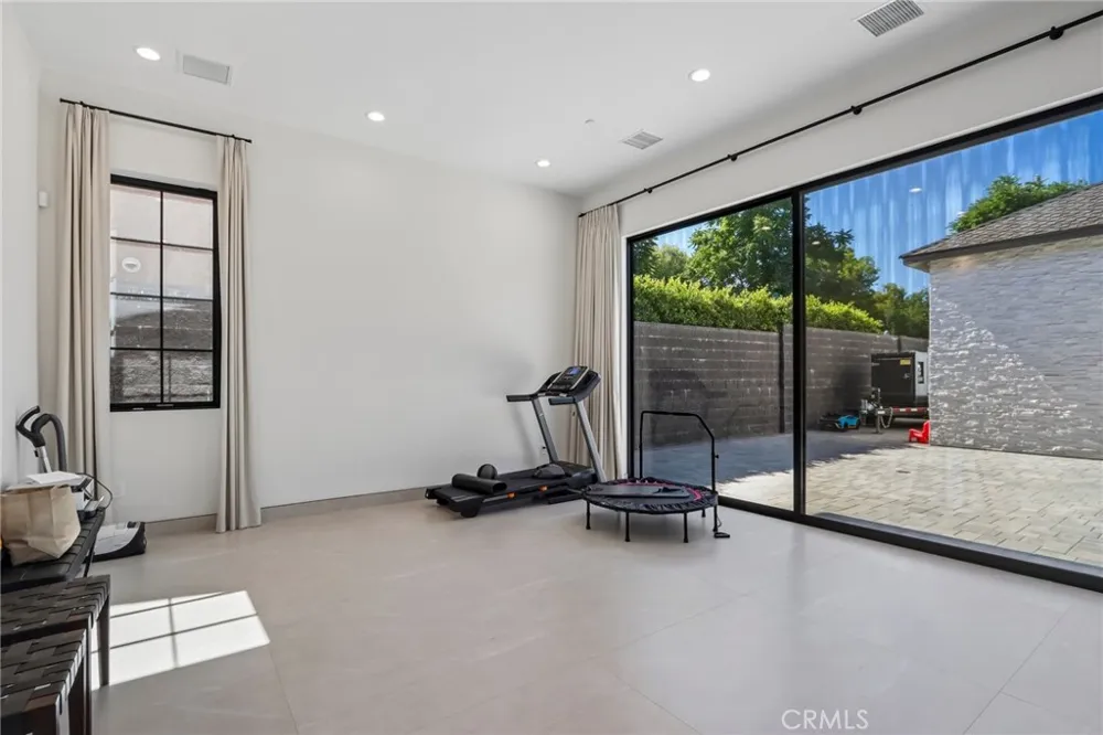 17363 Chase Street Northridge, CA 91325