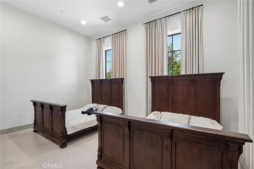 17363 Chase Street Northridge, CA 91325