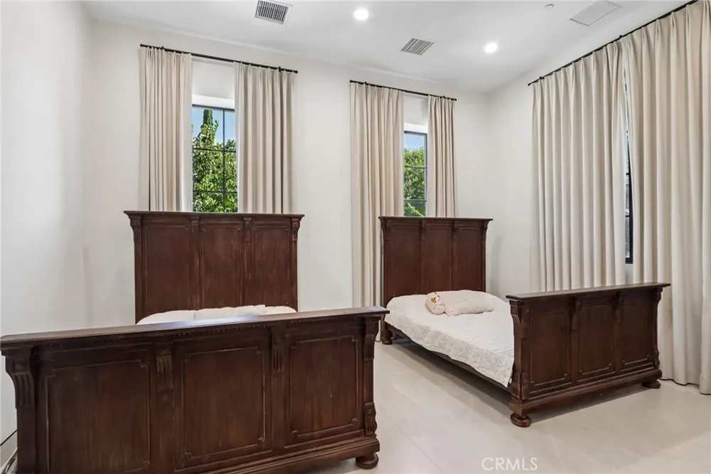 17363 Chase Street Northridge, CA 91325