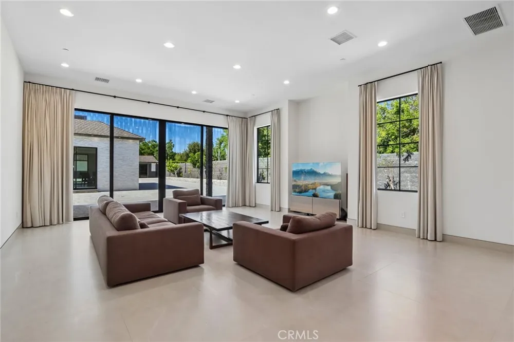 17363 Chase Street Northridge, CA 91325