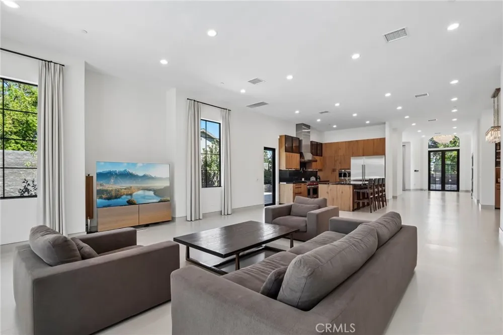 17363 Chase Street Northridge, CA 91325