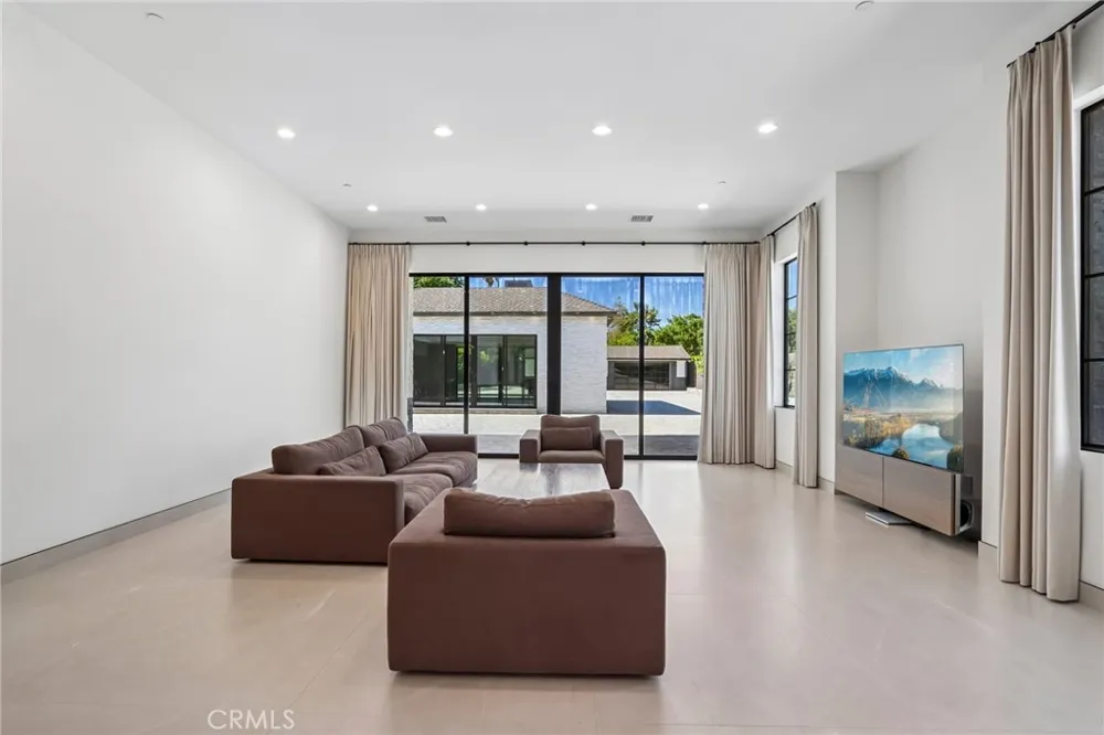 17363 Chase Street Northridge, CA 91325