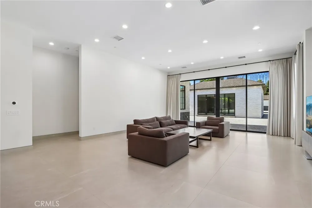 17363 Chase Street Northridge, CA 91325