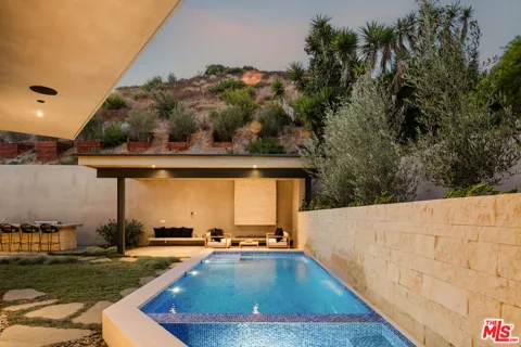 1205 Las Lomas Place