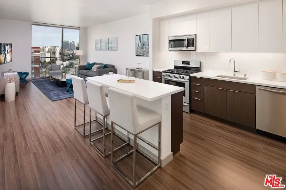 3033 Wilshire Avenue #1409 Los Angeles, CA 90010