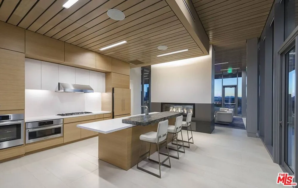 3033 Wilshire Avenue #1409 Los Angeles, CA 90010