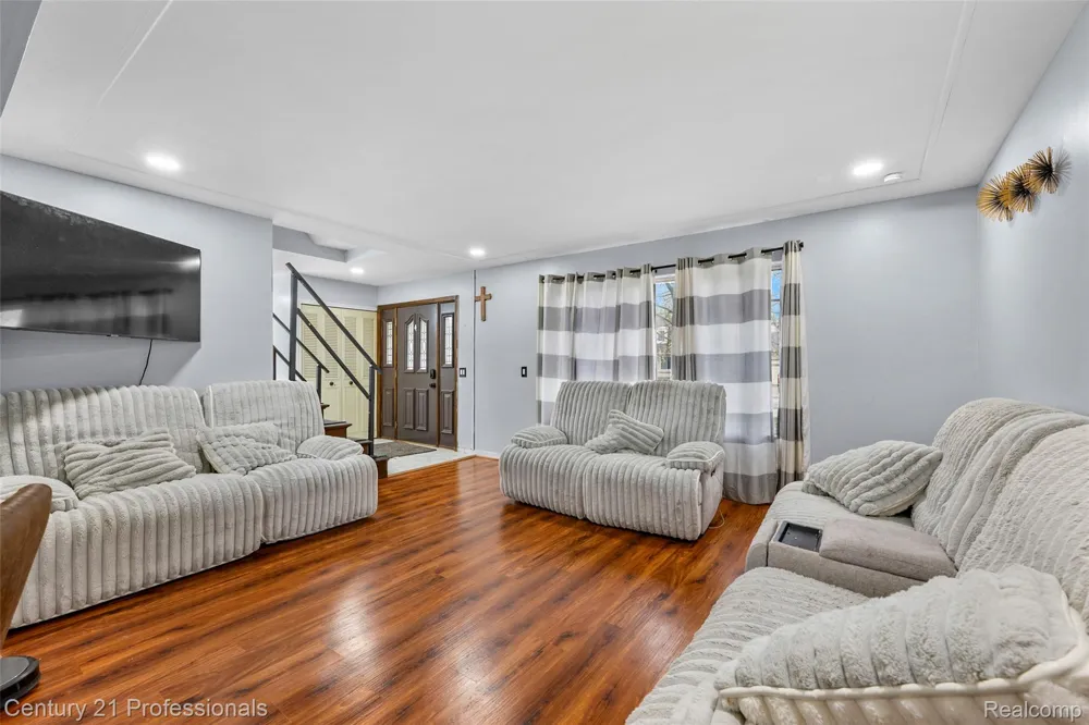 39349 Cadborough Drive Clinton Charter Township, MI 48038