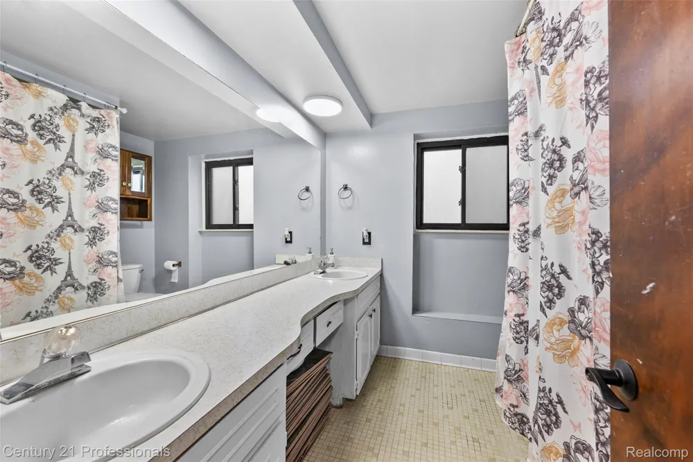 39349 Cadborough Drive Clinton Charter Township, MI 48038